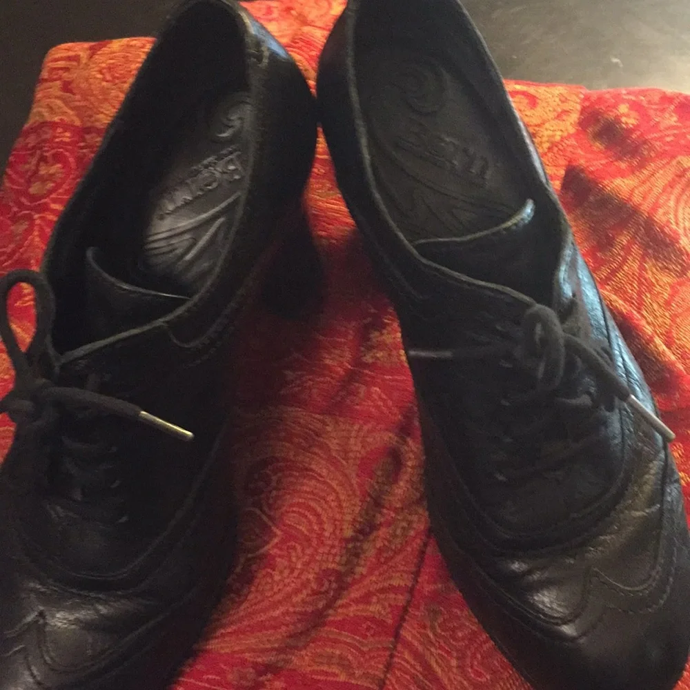 Women's Black Leather Lace-Up Heeled Oxfords
